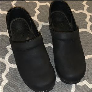 Black Dansko clogs/ nursing shoes